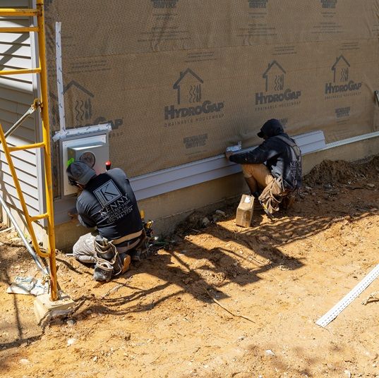 Construction crew working on house siding |James Hardie Siding Contractor Thorndale | Kenny Construction Group